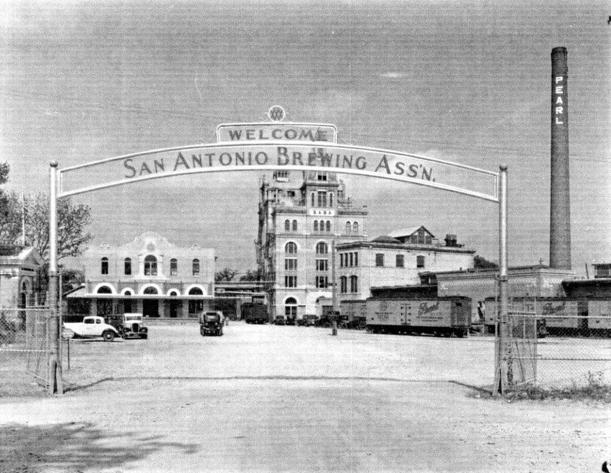 The front entrance to The Pearl in the late 1930s.