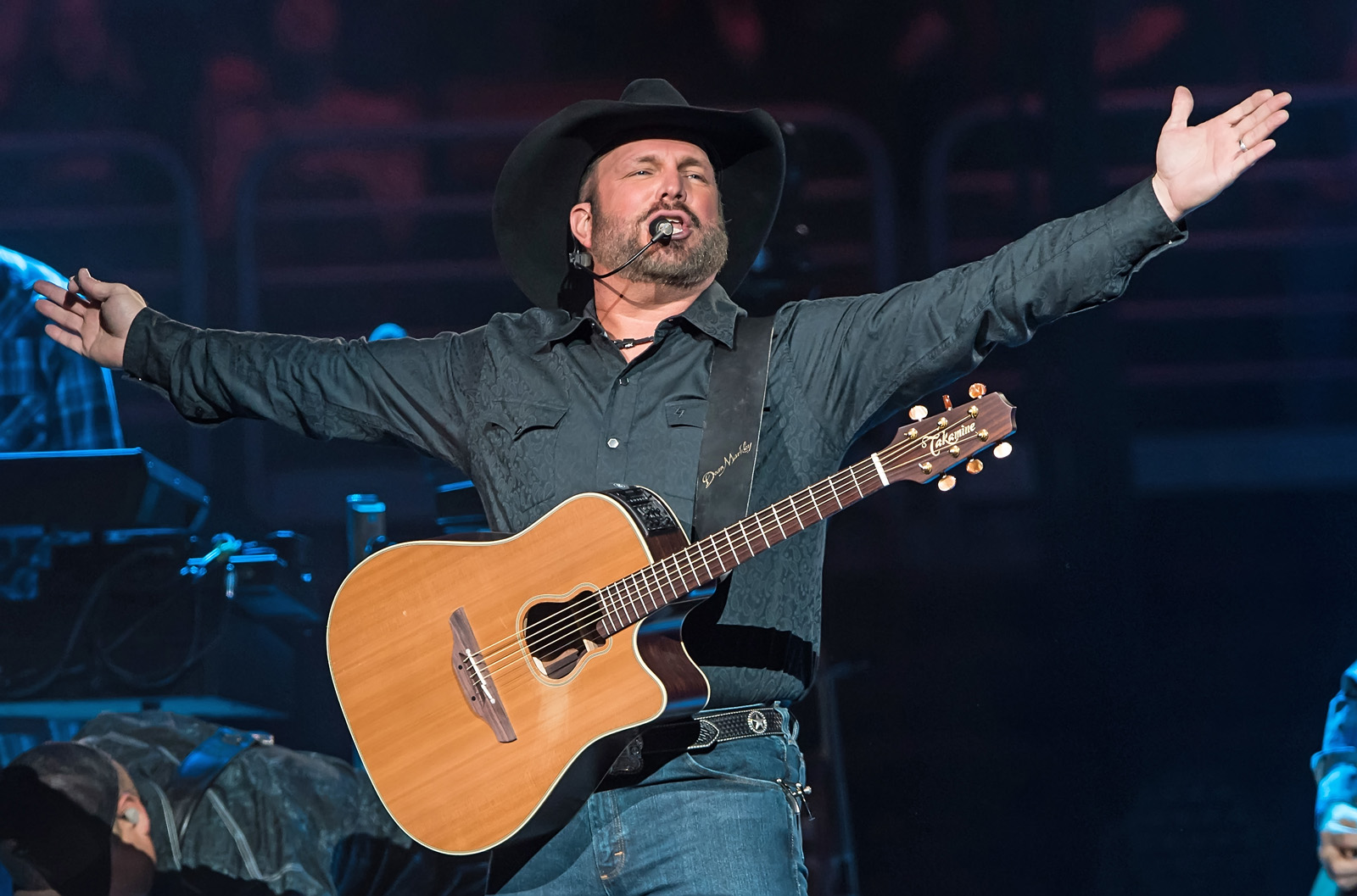 Garth Brooks vows to pay for Texas couple's Hawaiian honeymoon - Houston Chronicle