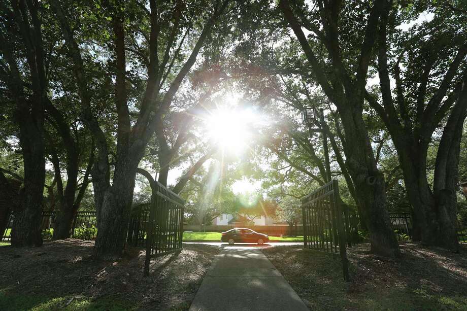 A pathway on Vicksburg Boulevard leads pedestrians into Bedford Forrest Court Sunday, July 9, 2017, in Missouri City. Bedford Forrest Drive/Court is named after Nathan Bedford Forrest, a lieutenant general in the Confederate Army during the American Civil War. Photo: Yi-Chin Lee, Houston Chronicle / © 2017  Houston Chronicle
