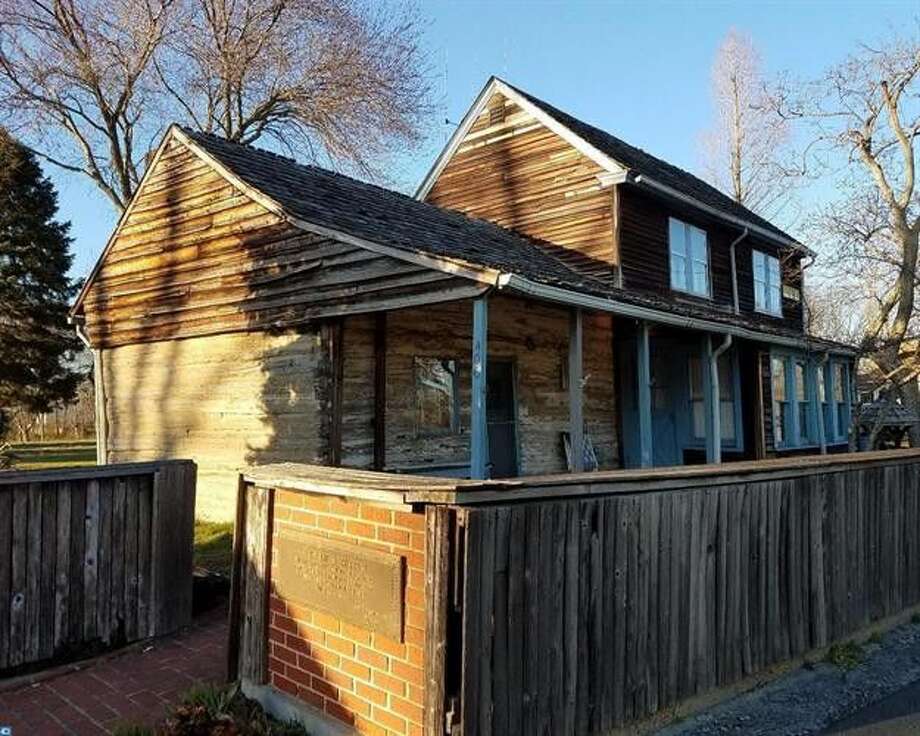 Built In 1638 The Oldest Log Cabin In The U S Is For Sale In New