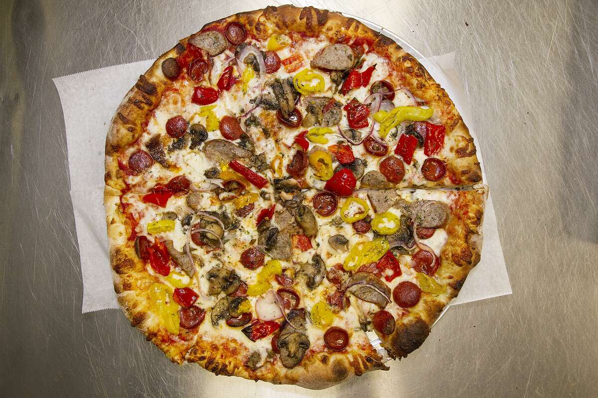 Capos Pizza earns Reader’s Choice pick for Best Pizza in S.A.