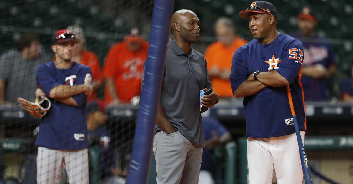 Torii Hunter chats with Houston Astros assistant hitting coach Alonzo Powell during batting practice before the start of an MLB baseball game game, Saturday, July, 15, 2017. ( Karen Warren / Houston Chronicle )