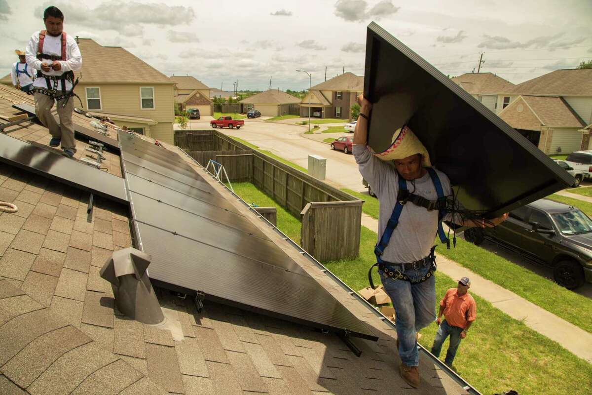 Workers from Alba Energy install solar panels on a home on Upland Sprint Terrace, Katy Texas, June 21, 2017. ( David A. Funchess / Houston Chronicle )