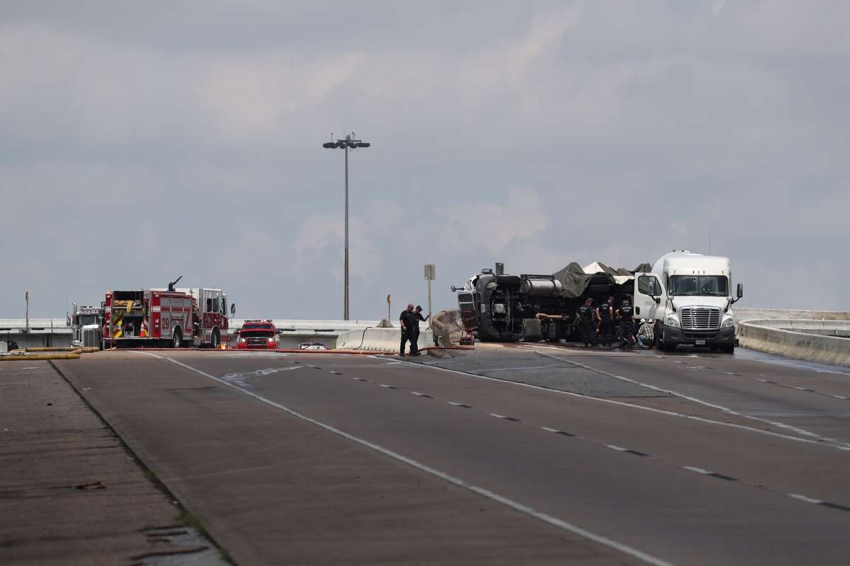 An overturned 18-wheeler carrying propane shuttered a Loop 610 ramp Sunday, July 16, 2017. The tractor trailer wreck - deemed a minor accident - forced authorities to shutdown the exit ramp around 9 a.m. at Loop 610 and State Highway 225. (Steve Gonzales/Houston Chronicle)