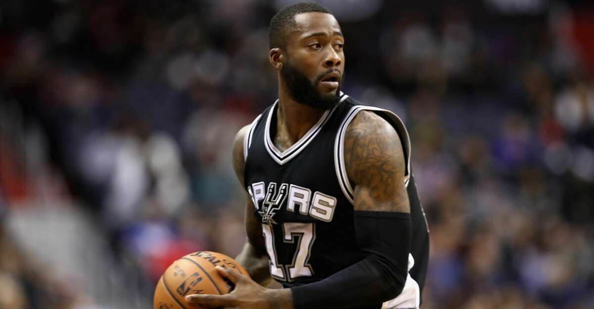 WASHINGTON, DC - NOVEMBER 26: Jonathon Simmons #17 of the San Antonio Spurs looks to pass against the Washington Wizards at Verizon Center on November 26, 2016 in Washington, DC. NOTE TO USER: User expressly acknowledges and agrees that, by downloading and or using this photograph, User is consenting to the terms and conditions of the Getty Images License Agreement. (Photo by Rob Carr/Getty Images)