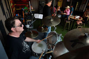 Nederland drummer loses sight, but keeps the beat