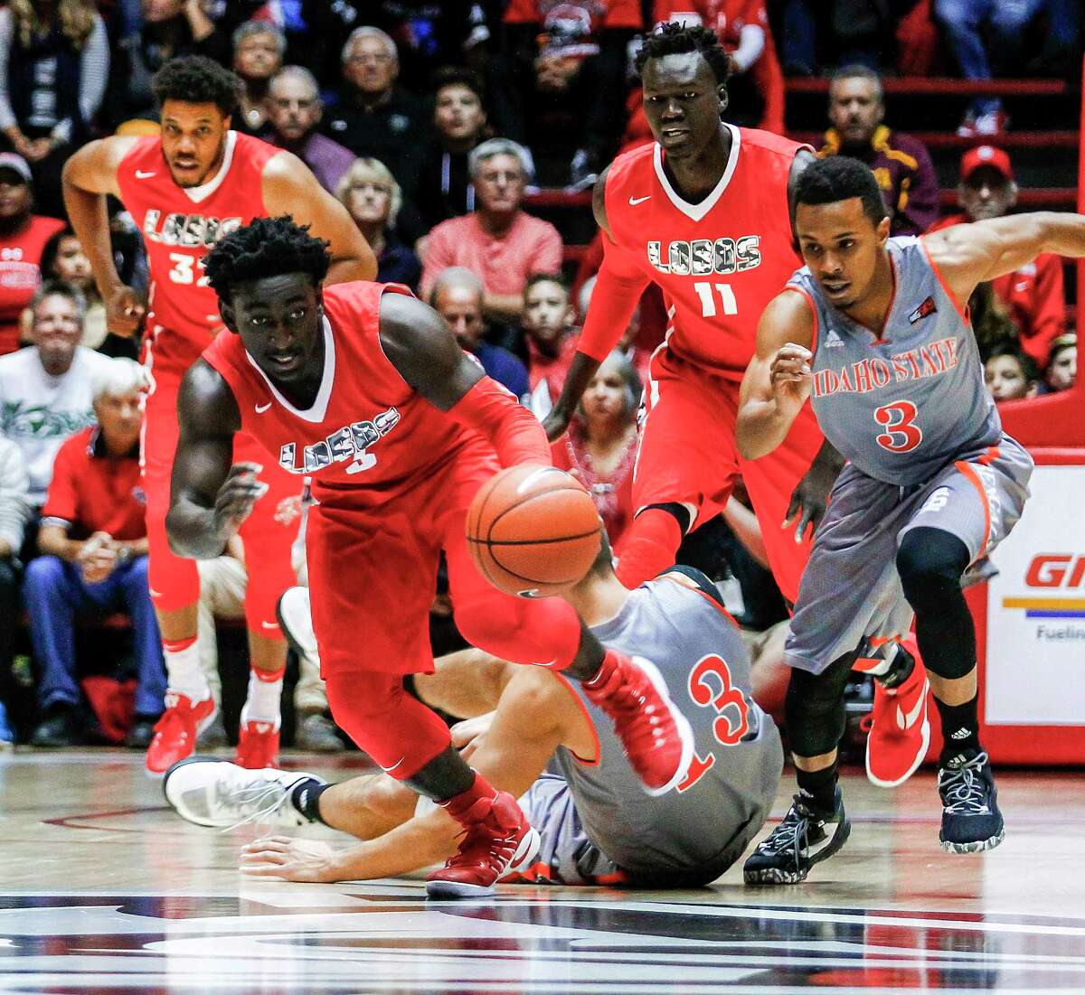 New Mexico's Jordan Hunter (3) grabs up a loose ball from the Idaho defense during the first half of an NCAA college basketball game in Albuquerque, N.M., Friday, Nov. 11, 2016. (AP Photo/Juan Antonio Labreche)