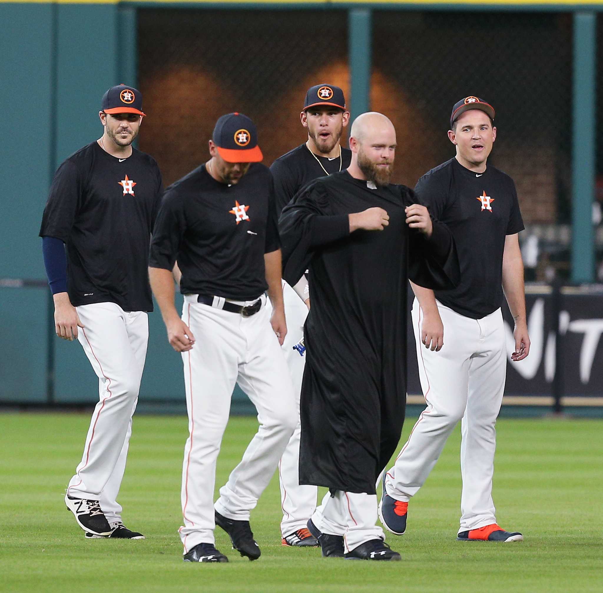 Catch This: Astros hold mock funeral for Beltran's glove