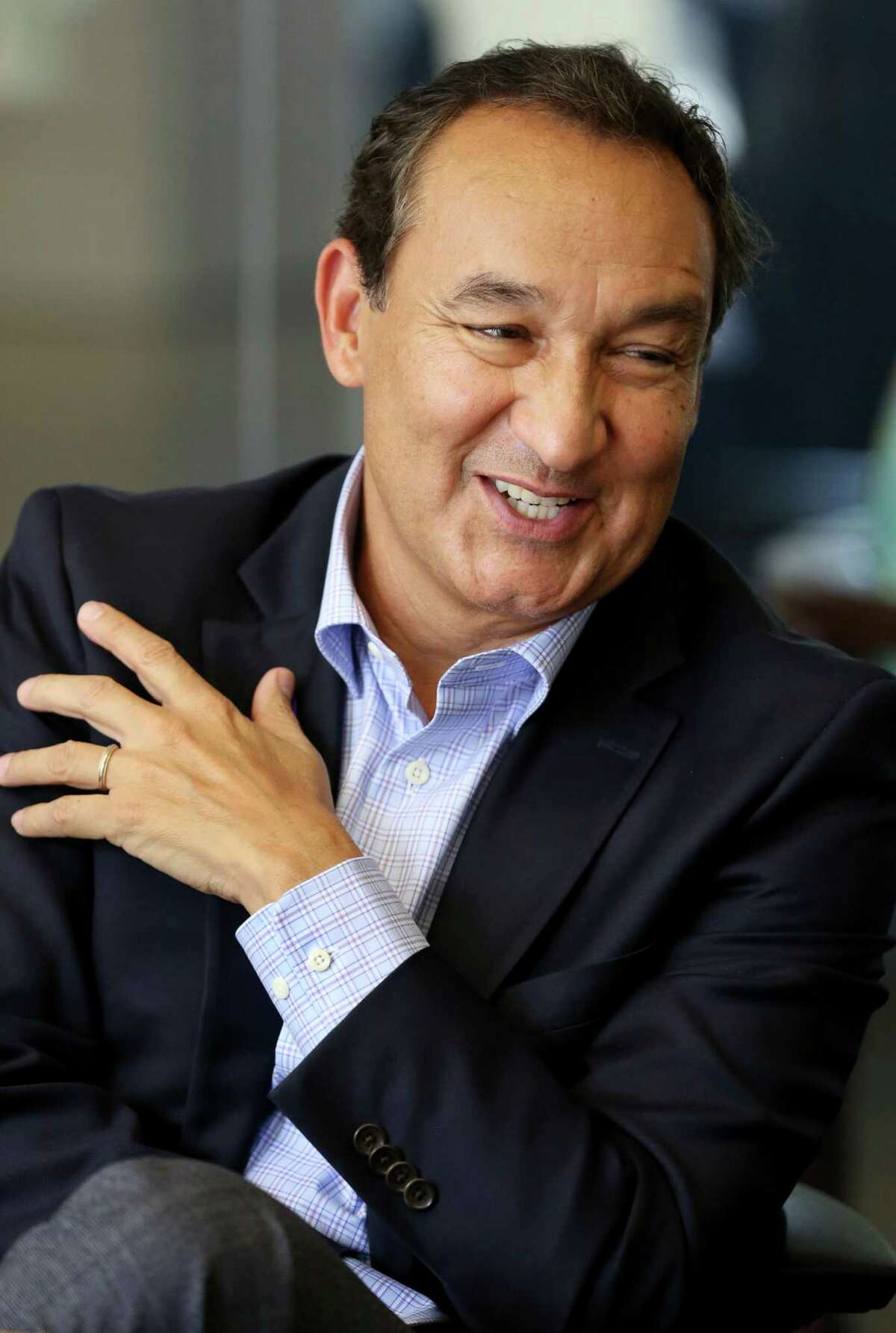 United Airlines CEO Oscar Munoz speaks during an editorial board meeting at the Houston Chronicle Thursday, Oct. 20, 2016, in Houston. (Yi-Chin Lee / Houston Chronicle )