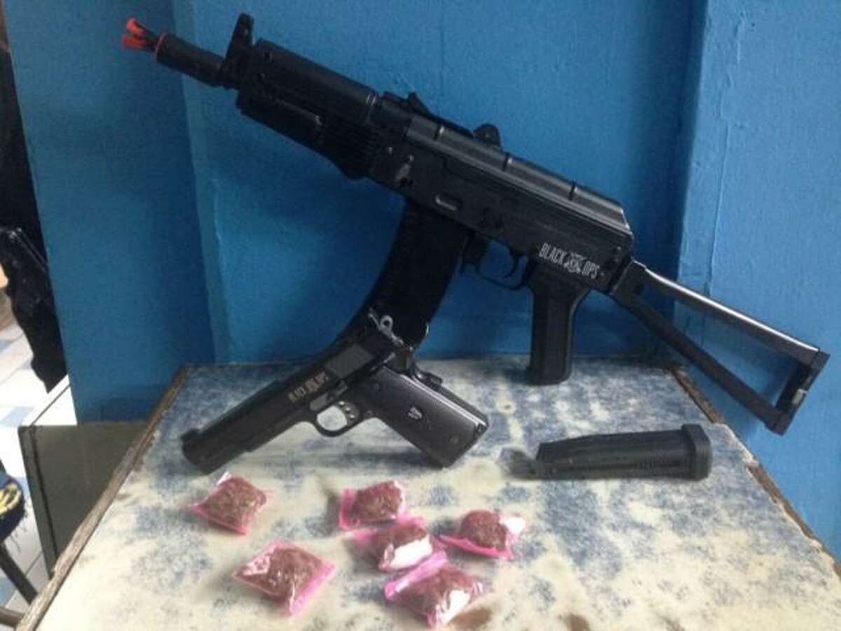 These are the two firearm replicas and the marijuana baggies Tamaulipas authorities seized Sunday afternoon in Nuevo Laredo, Mexico.