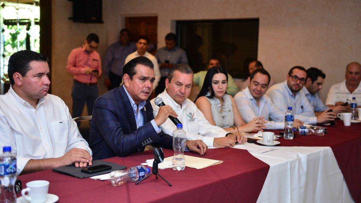 El Presidente de Nuevo Laredo Enrique Rivas y la Diputada Federal Yahleel Abdala y Edgar Melhem en conferencia de prensa anuncian un proyecto para ampliar la carretera a Monterrey.