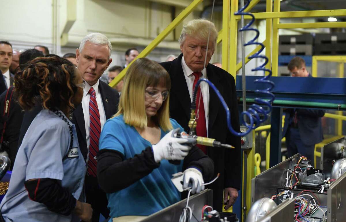 A Carrier plant in Indianapolis that President Donald Trump and Vice President Mike Pence visited before their inauguration has begun laying off workers.﻿