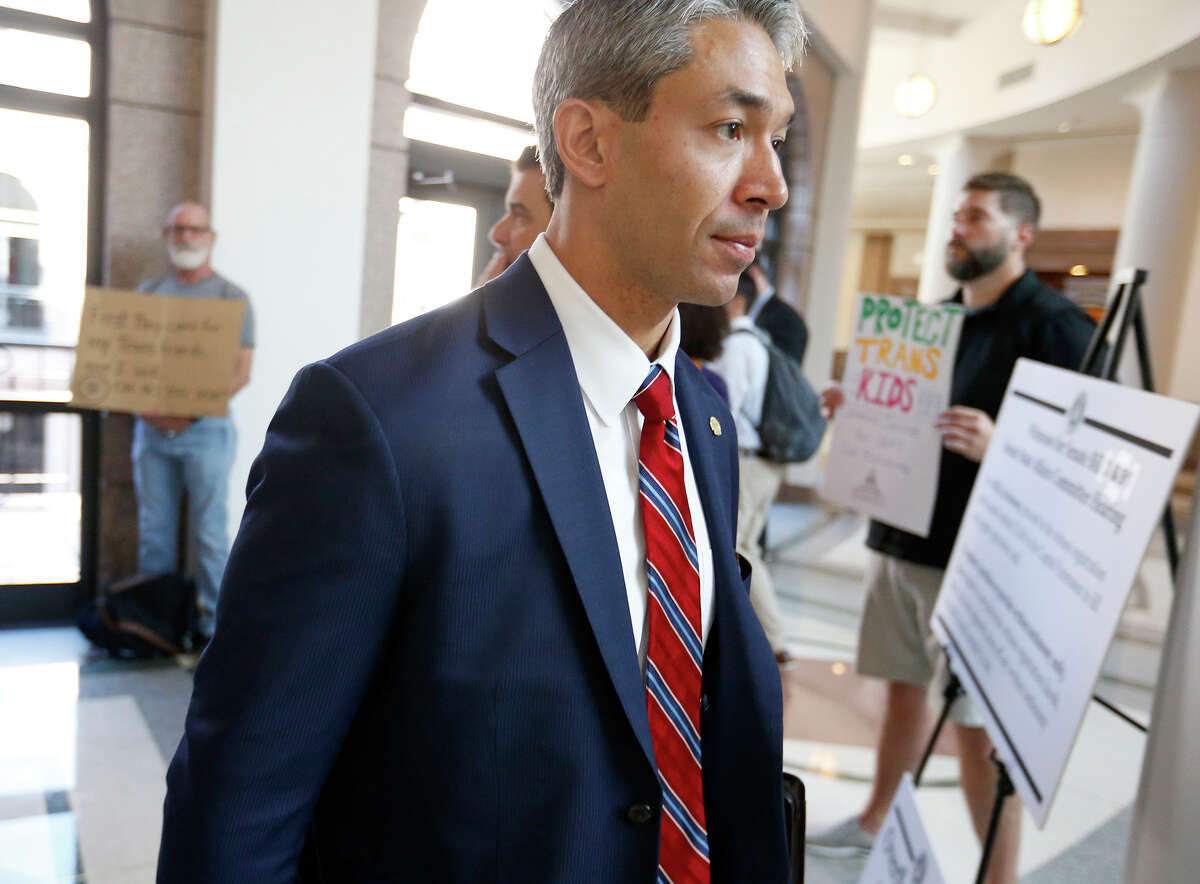 Mayor Ron Nirenberg enters the hearing room to testify on the "bathroom bills" in the Texas State Capitol Friday July 21, 2017 in Austin, Tx.