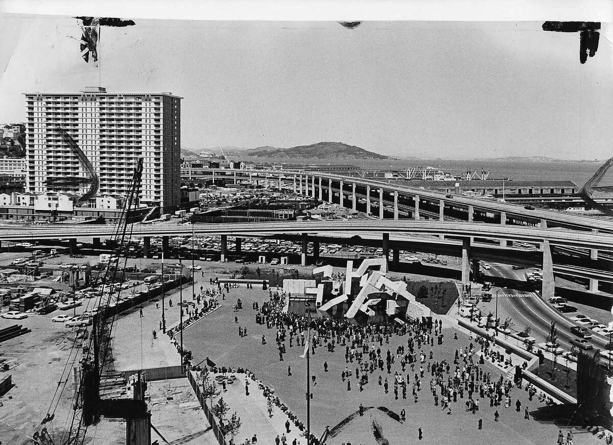 Embarcadero高速公路- 71年4月22日-在Embarcadero高速公路，Embarcadero广场和vaillancourt喷泉