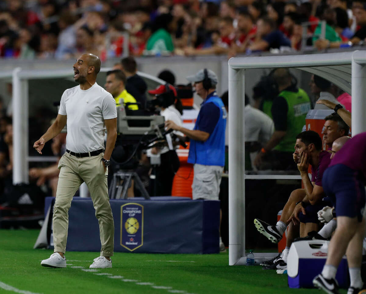 El español ‘Pep’ Guardiola, director técnico del Manchester City de Inglaterra, da indicaciones en el NRG Stadium de Houston. (Karen Warren / Houston Chronicle)