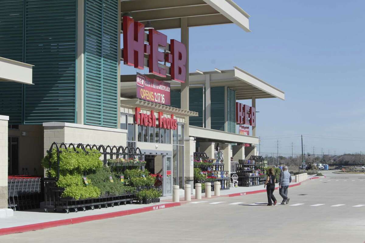 H-E-B has expanded across the Houston area with locations like this one in the Clear Lake area, which opened early last year. A former Amazon executive says he suggested in a 2015 memo that the online retail giant should buy the Texas chain.