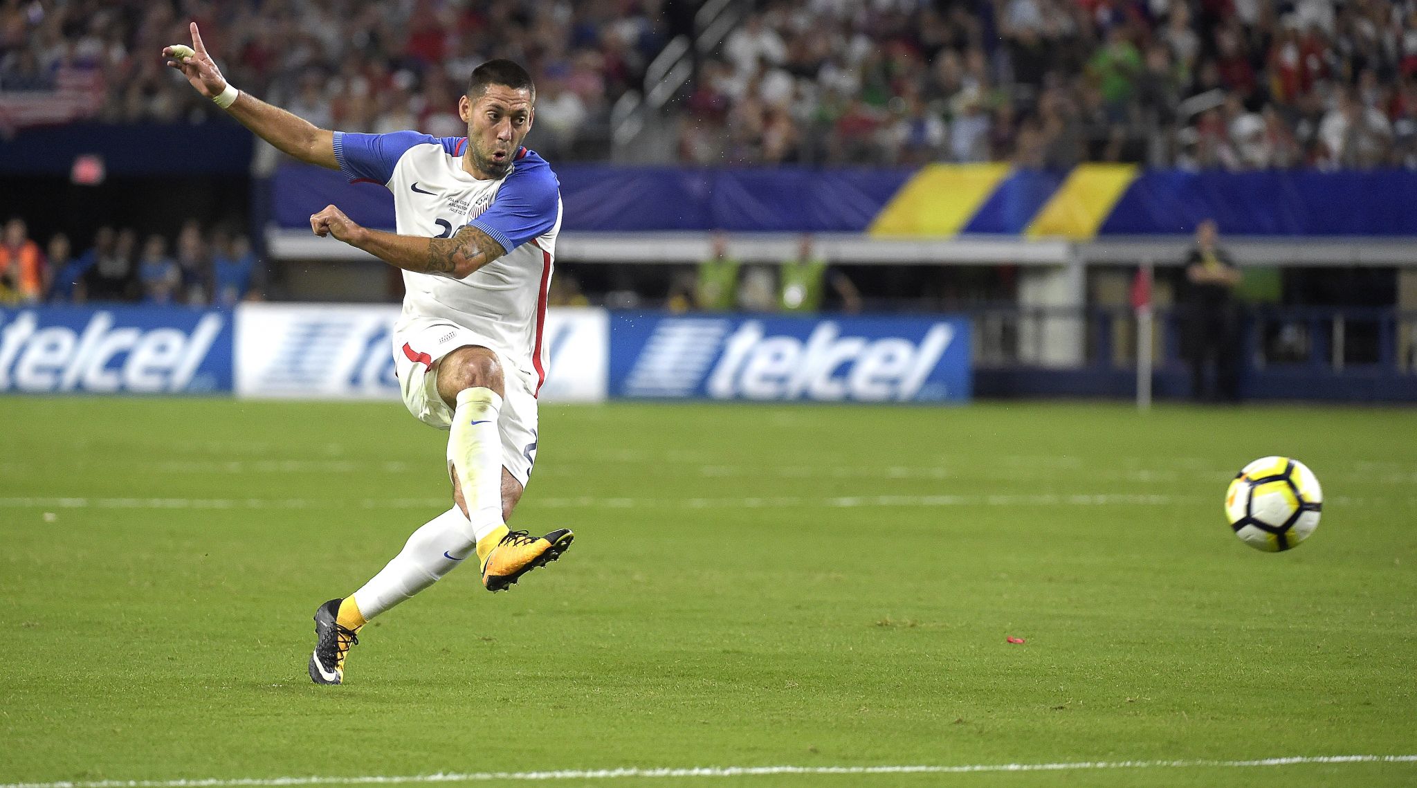 Dempsey's record goal, assist leads U.S. into Gold Cup final