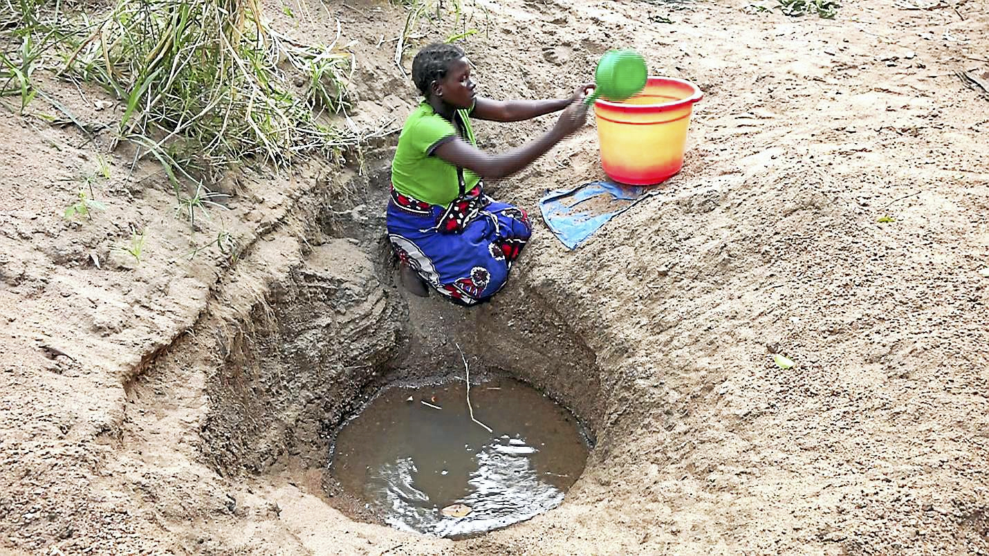 Water africa. Колодец в Африке. Колодец с водой в Африке. Добыча воды в Африке.