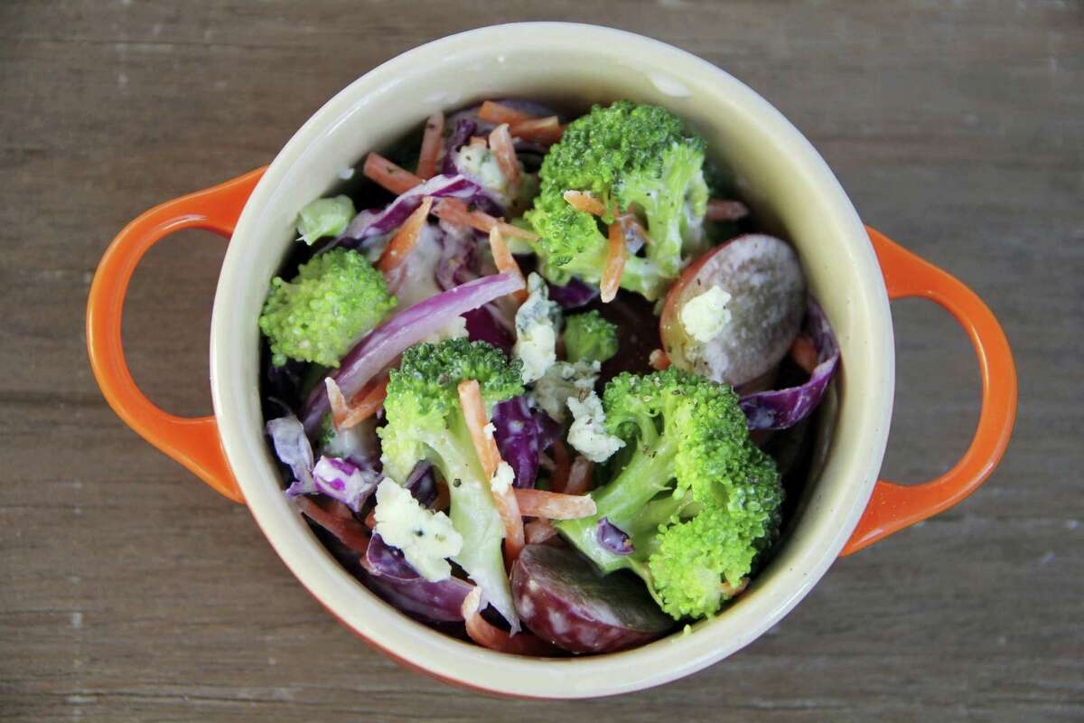 Recipe for creamy broccoli and blue cheese salad