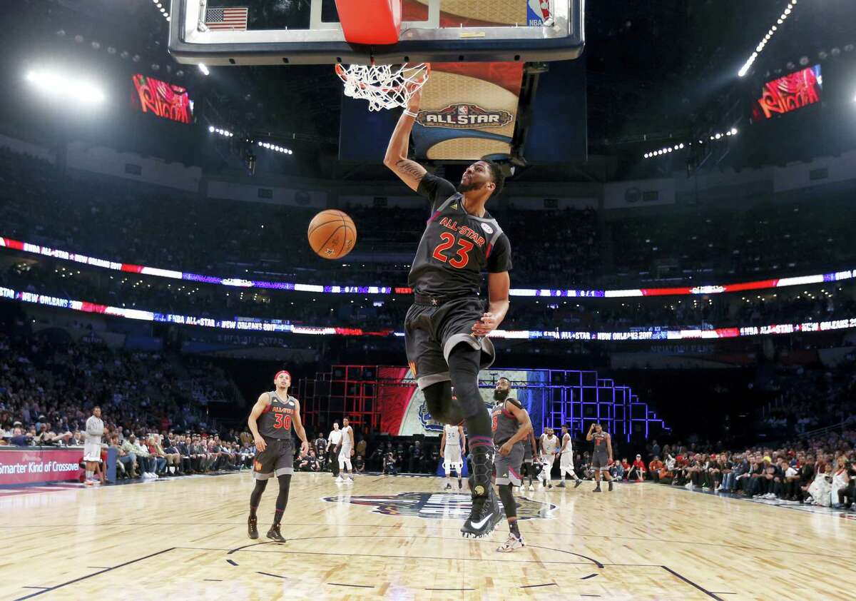 Anthony Davis of the New Orleans Pelicans dunks during the first half Sunday.