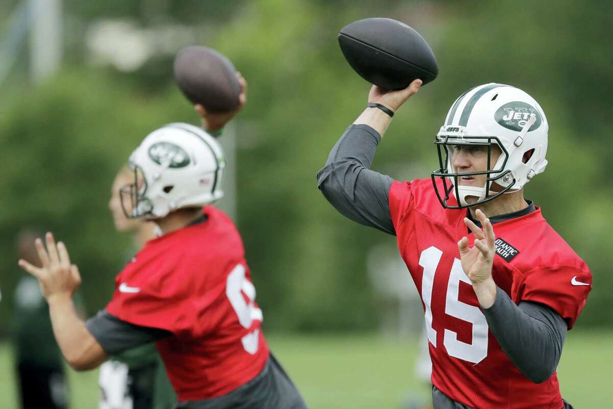 Jets quarterbacks Josh McCown, right, and Bryce Petty throw passes during practice Thursday in Florham Park, N.J.