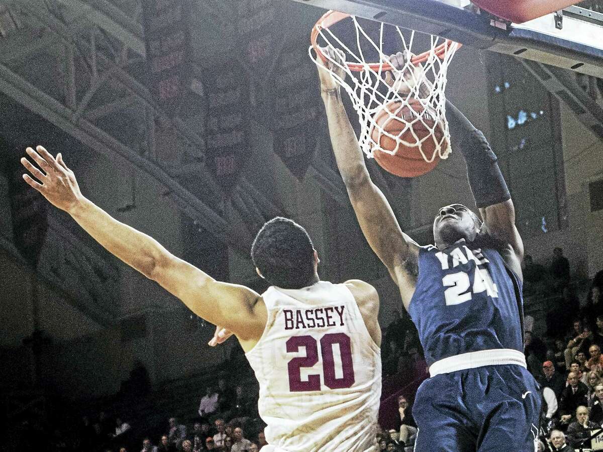 Yale’s Miye Oni dunks the ball during Saturday’s Ivy League semifinal in Philadelphia.