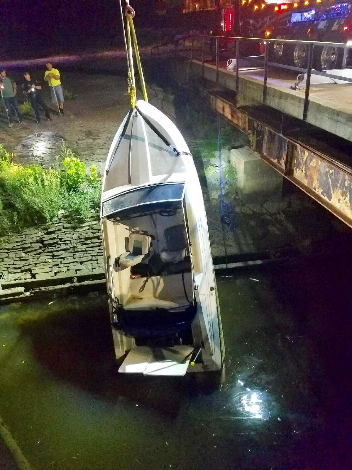 Man arrested after boat sinks in Hudson River