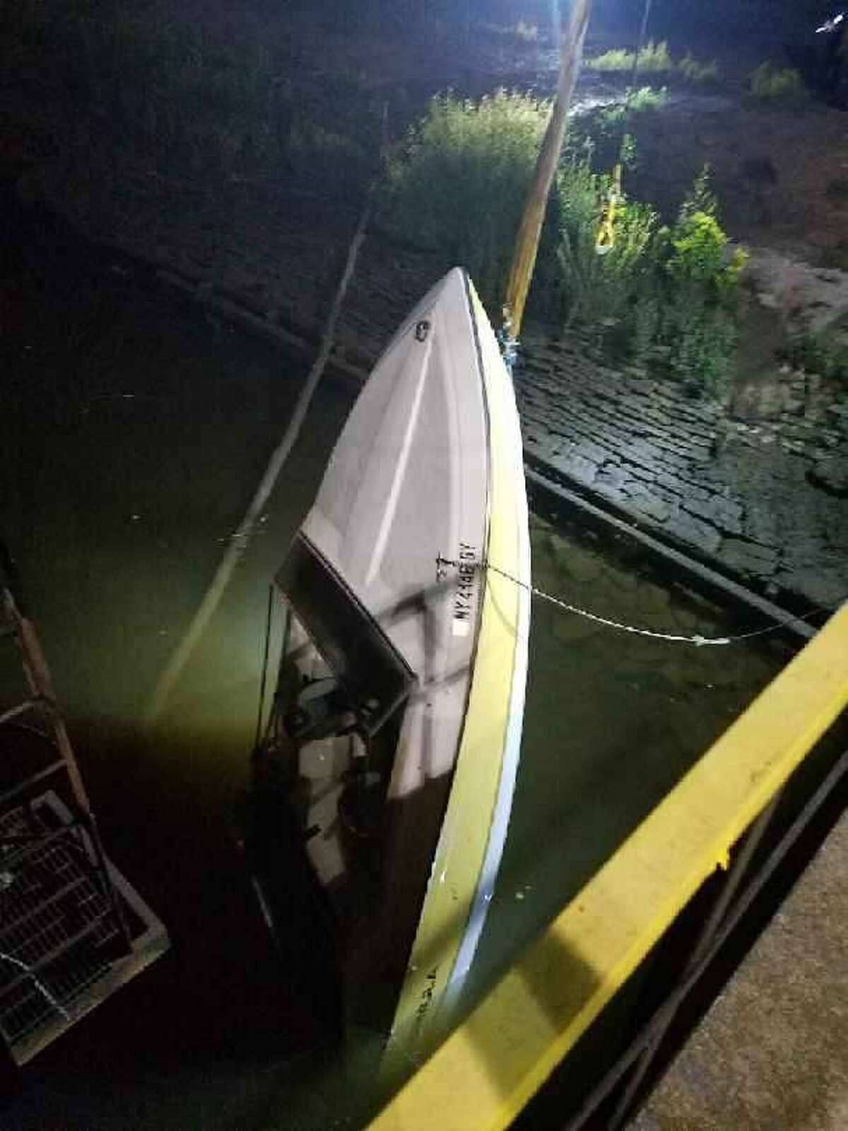 Man arrested after boat sinks in Hudson River