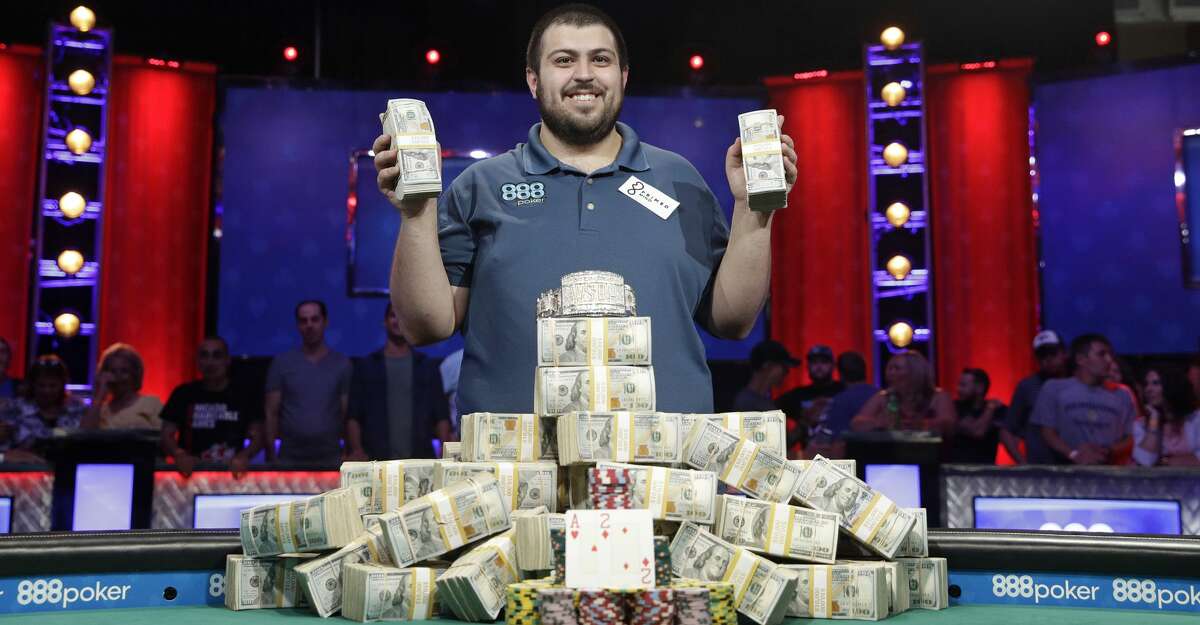 Scott Blumstein poses for photographers after winning the World Series of Poker main event, Sunday, July 23, 2017, in Las Vegas. (AP Photo/John Locher)