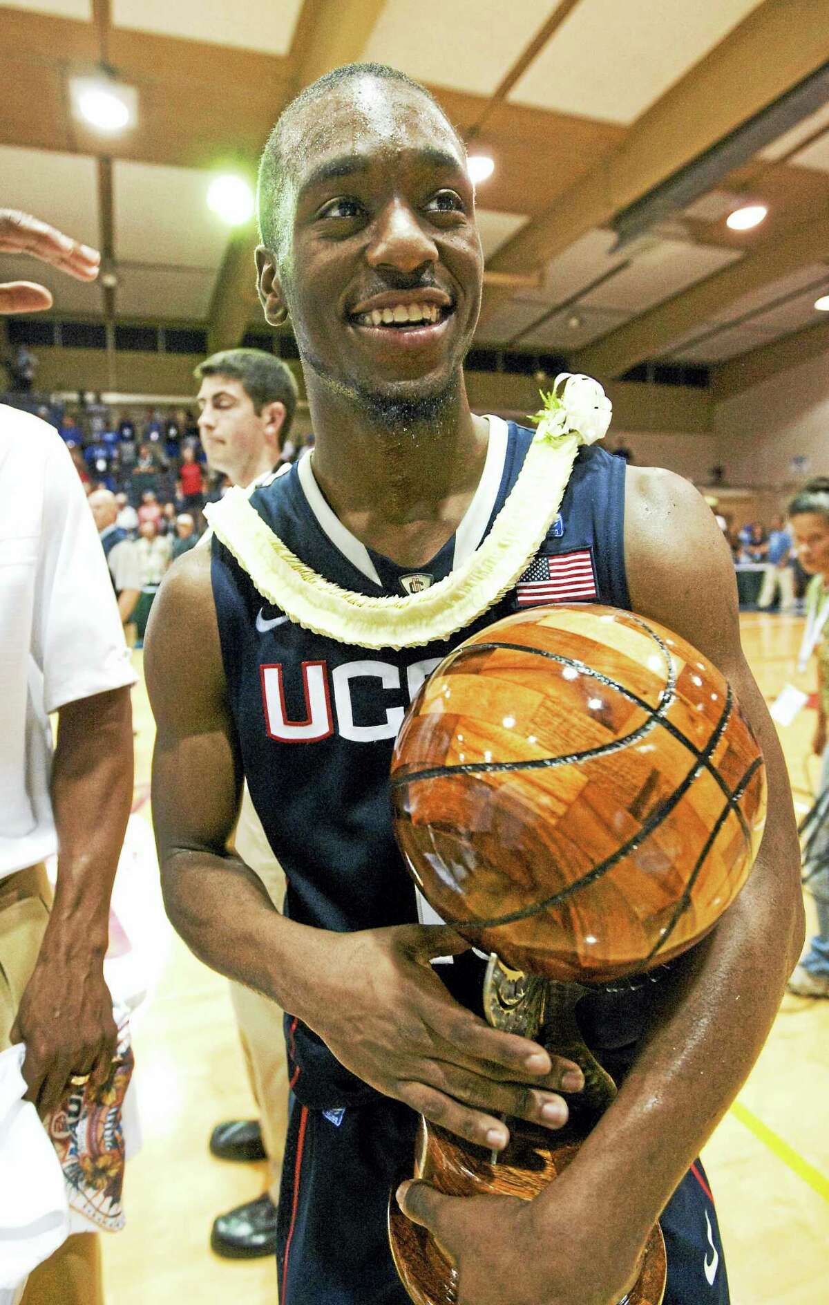UConn guard Kemba Walker shows off his trophy as the tournament’s MVP after the Huskies defeated Kentucky to win the 2010 Maui Invitational.