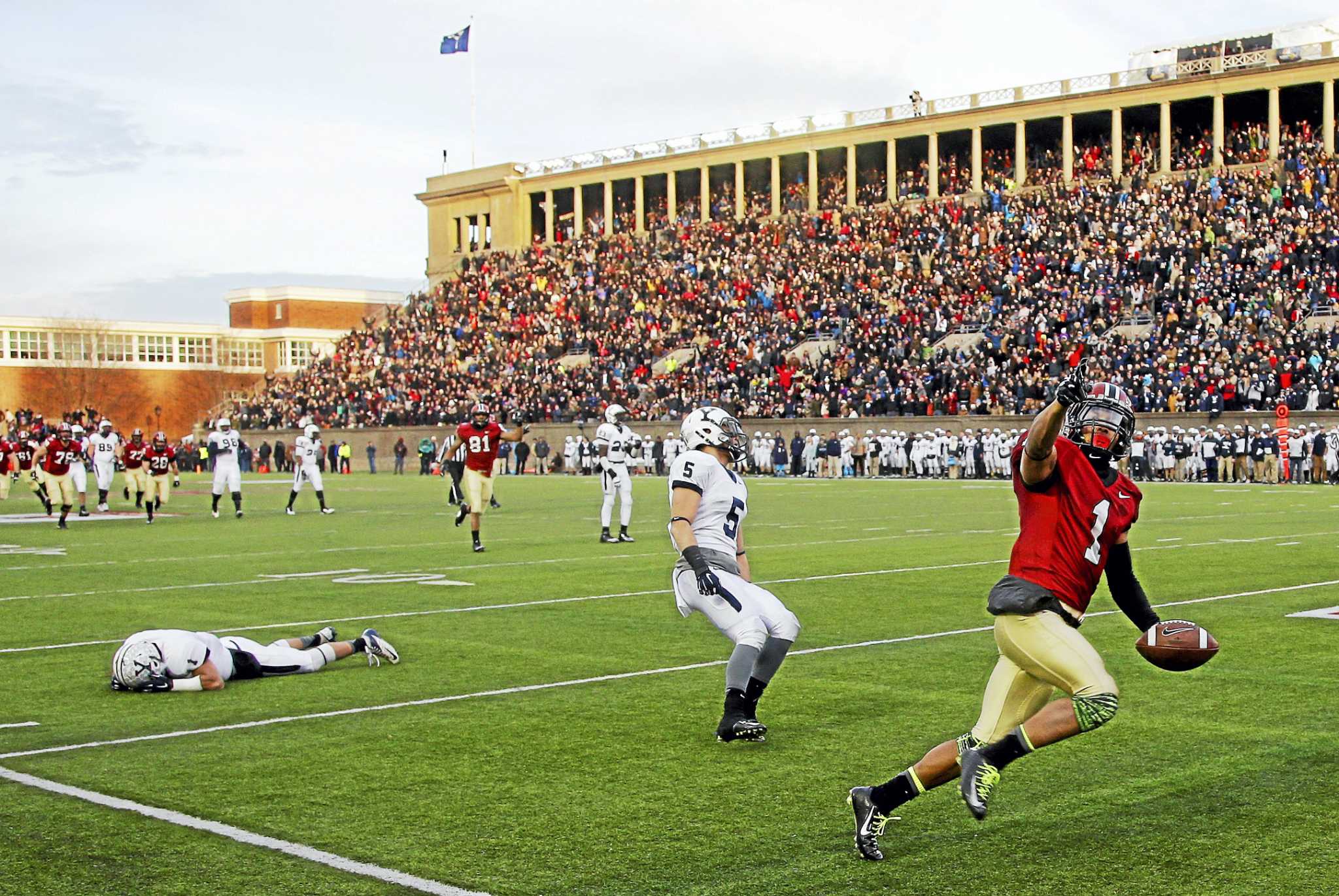 FOOTBALL: Bulldogs struggle in season opener against No. 5 Holy Cross -  Yale Daily News