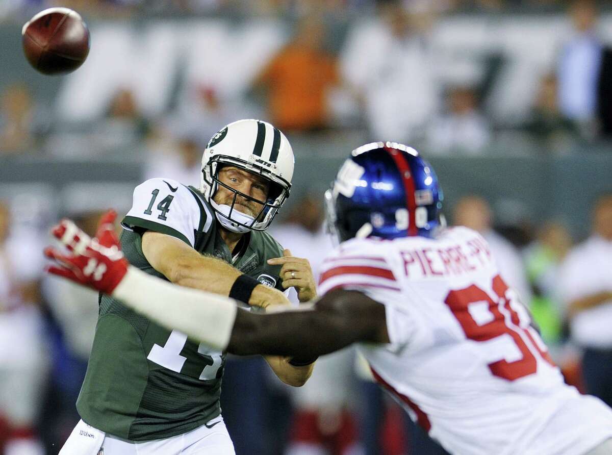New York Jets quarterback Ryan Fitzpatrick (14) throws a pass against the Giants on Saturday.