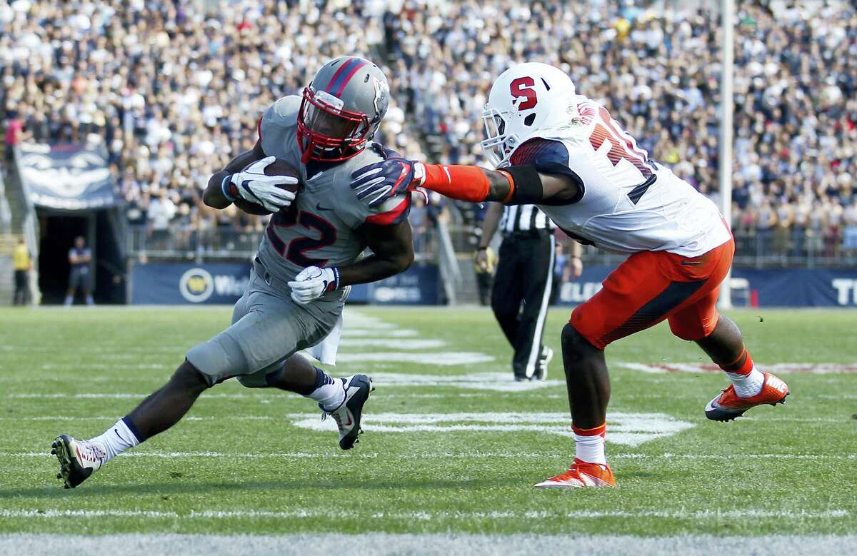 Connecticut’s Arkeel Newsome (22) runs past Syracuse’s Parris Bennett (30) for a touchdown during the first half of an NCAA football game Saturday, Sept. 24, 2016, in East Hartford, Conn. (AP Photo/Stew Milne)