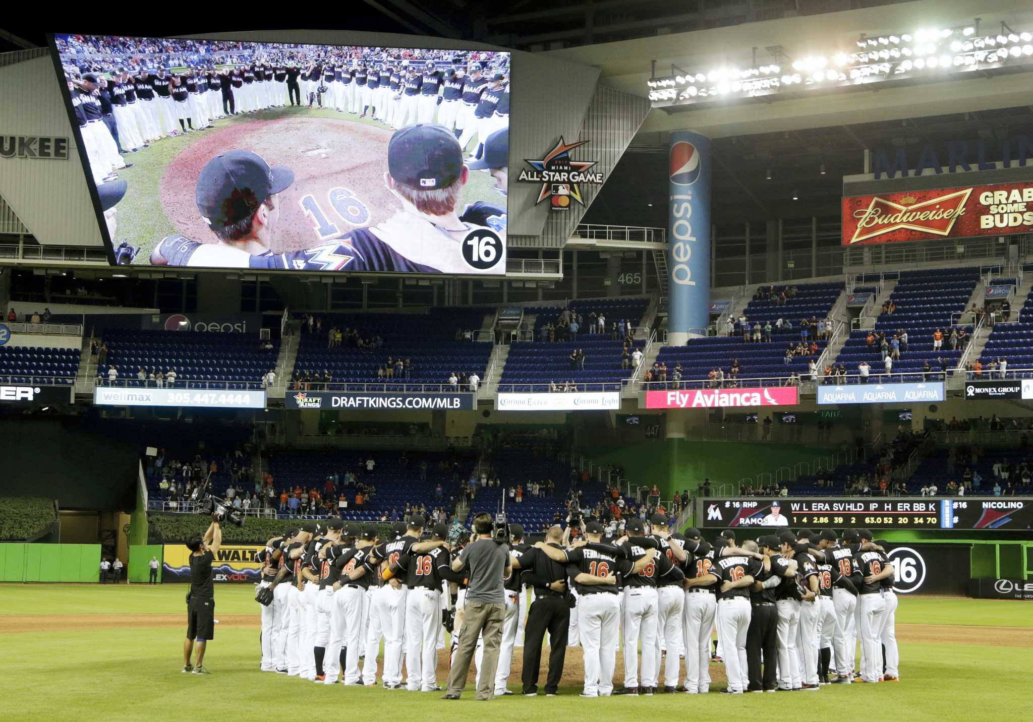 Dee Gordon homers as Marlins return to field, pay tribute to Jose