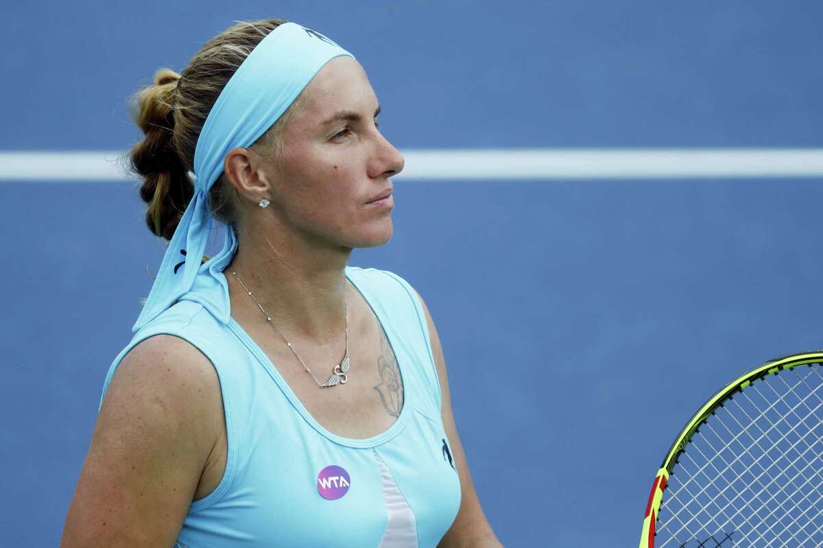 Svetlana Kuznetsova withdrew from the Connecticut Open on Friday with a shoulder injury.