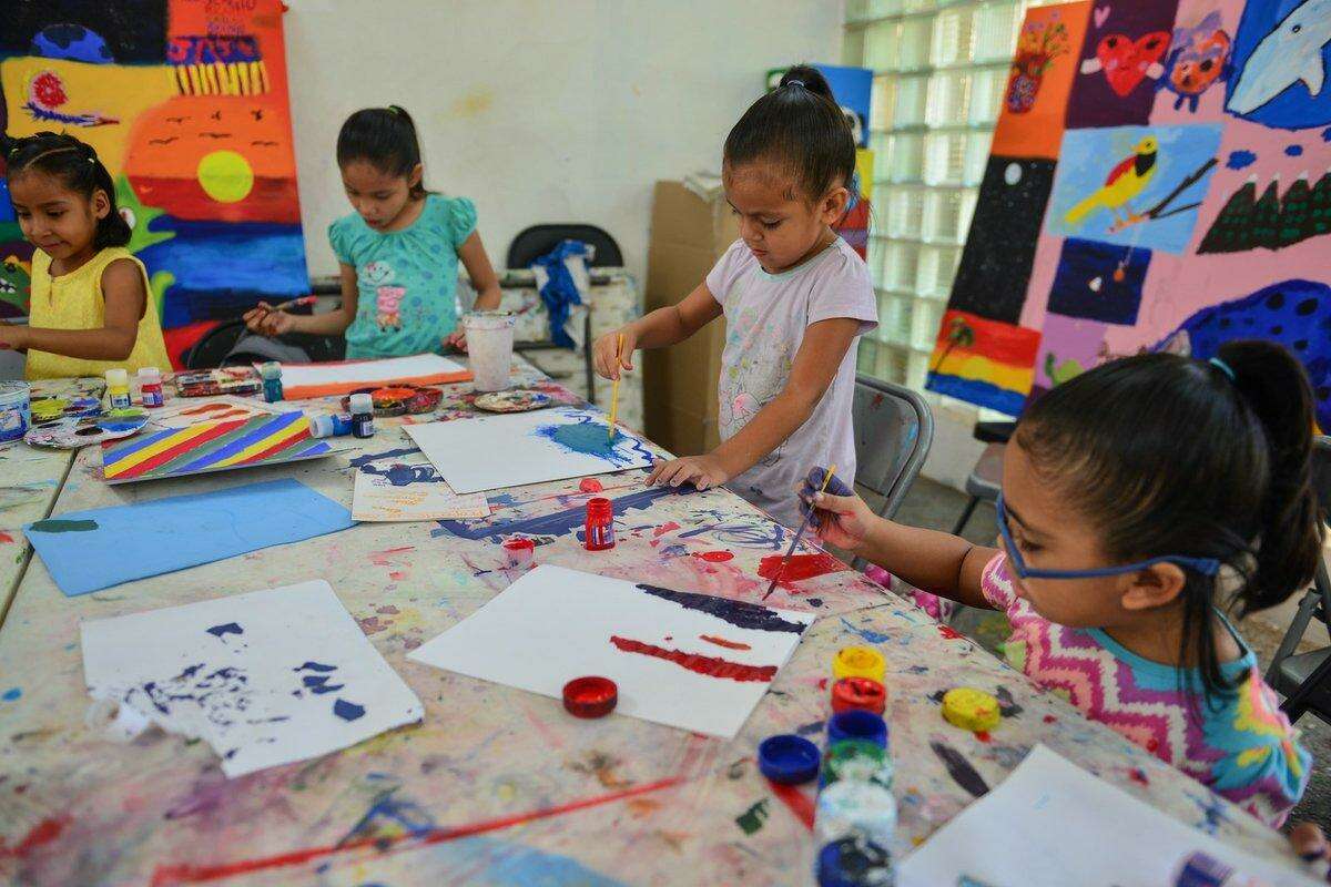Menores participan en talleres de creación artística en Nuevo Laredo, México. El municipio