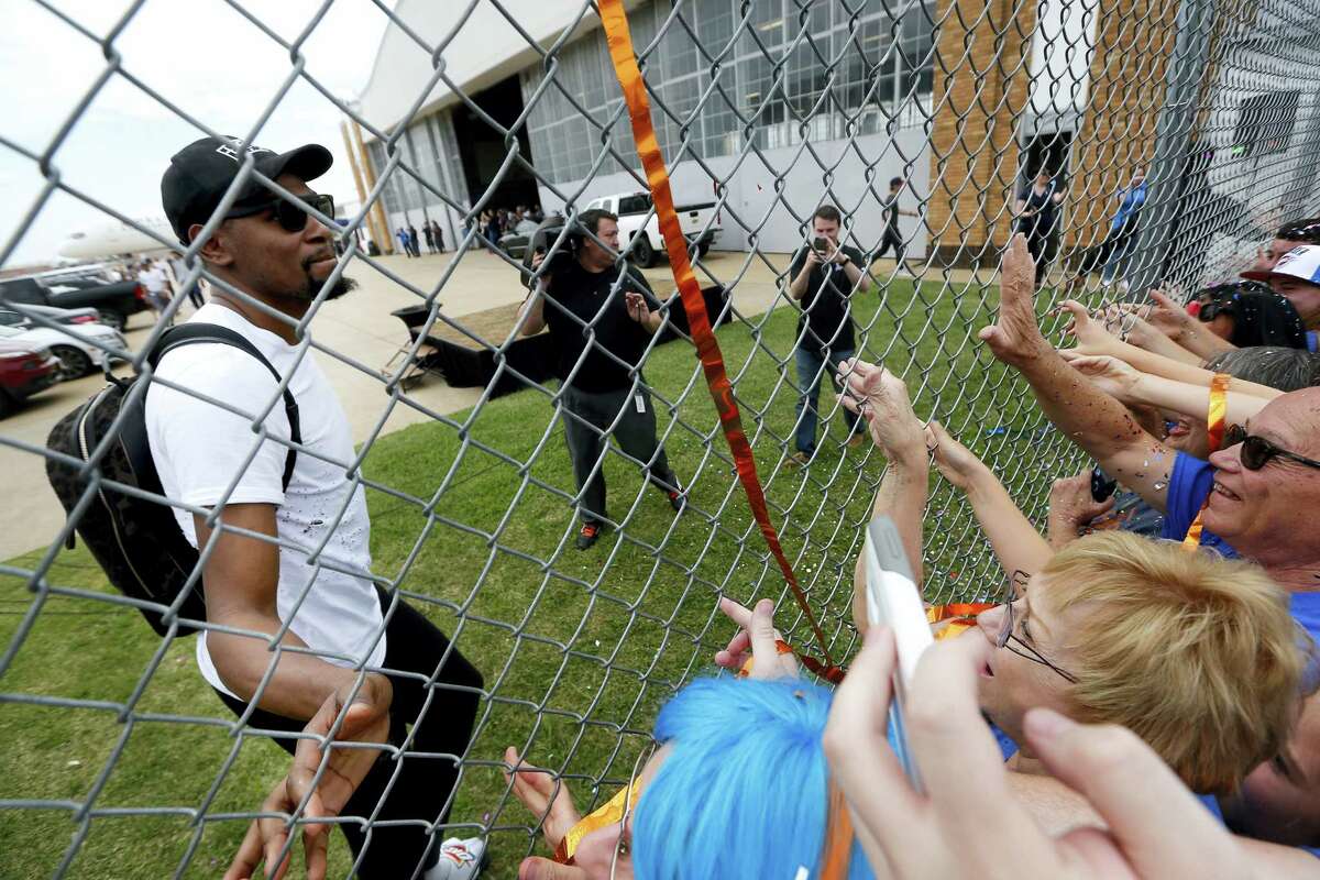 Oklahoma City’s Kevin Durant (35) greets fans after the Oklahoma City Thunder arrive home from the NBA Western Conference Finals at Will Rogers Airport in Oklahoma City, Tuesday. The Thunder lost to the Golden State Warriors in Game 7 of the series Monday night.