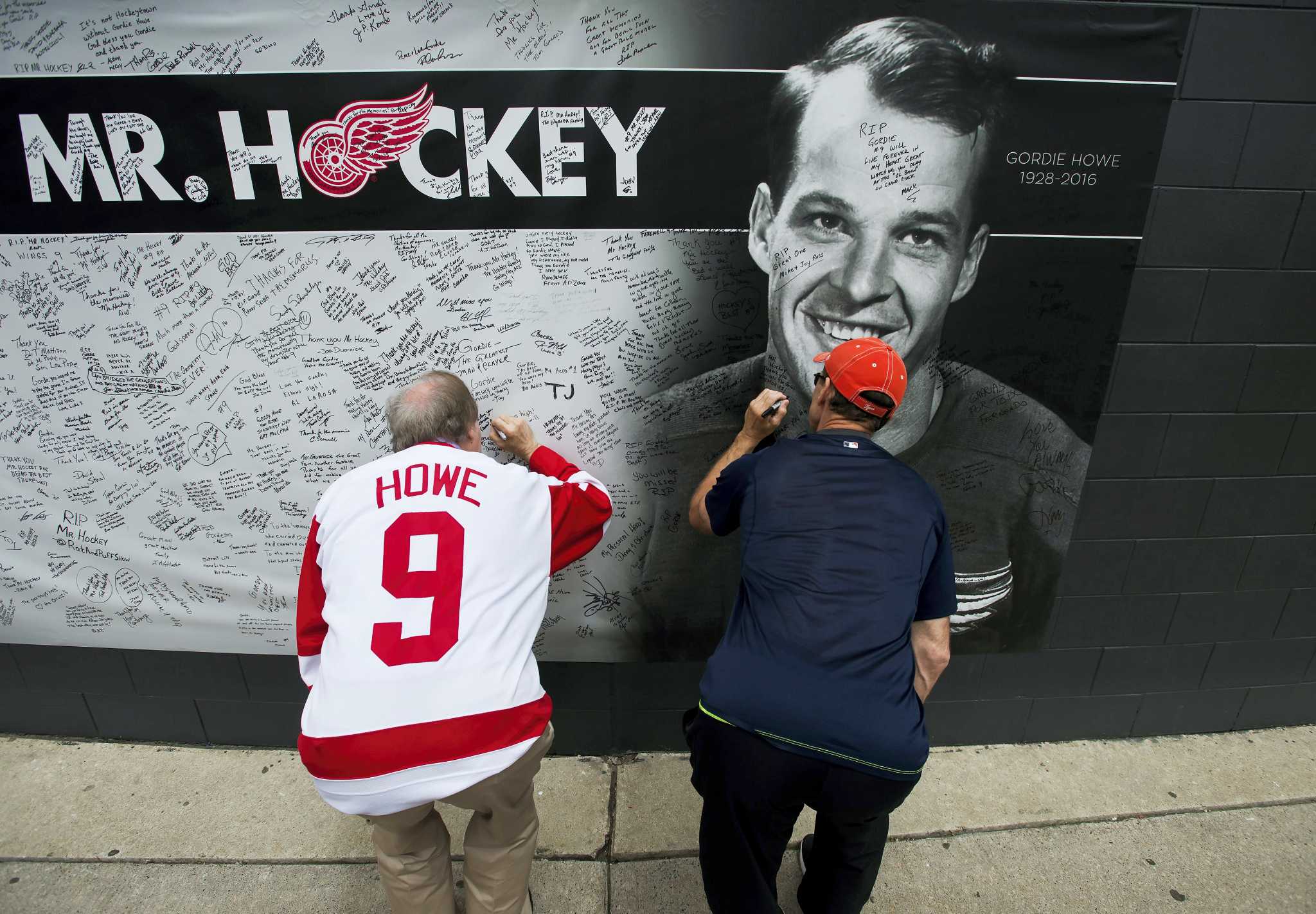 Gordie Howe Detroit Red Wings "Mr. Hockey" Framed Jersey