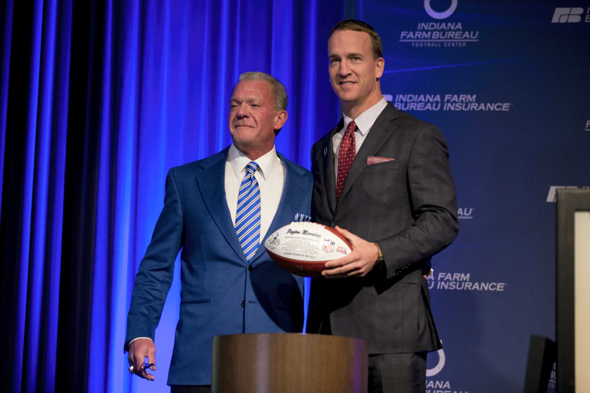 Indianapolis Colts will build a Peyton Manning statue outside