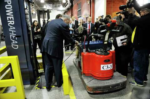 Senate Budget Deal Includes Fuel Cell Tax Credit Times Union Senator Charles E Schumer Helps To Perform The 1 Millionth Refueling Of A Gendrive Fuel
