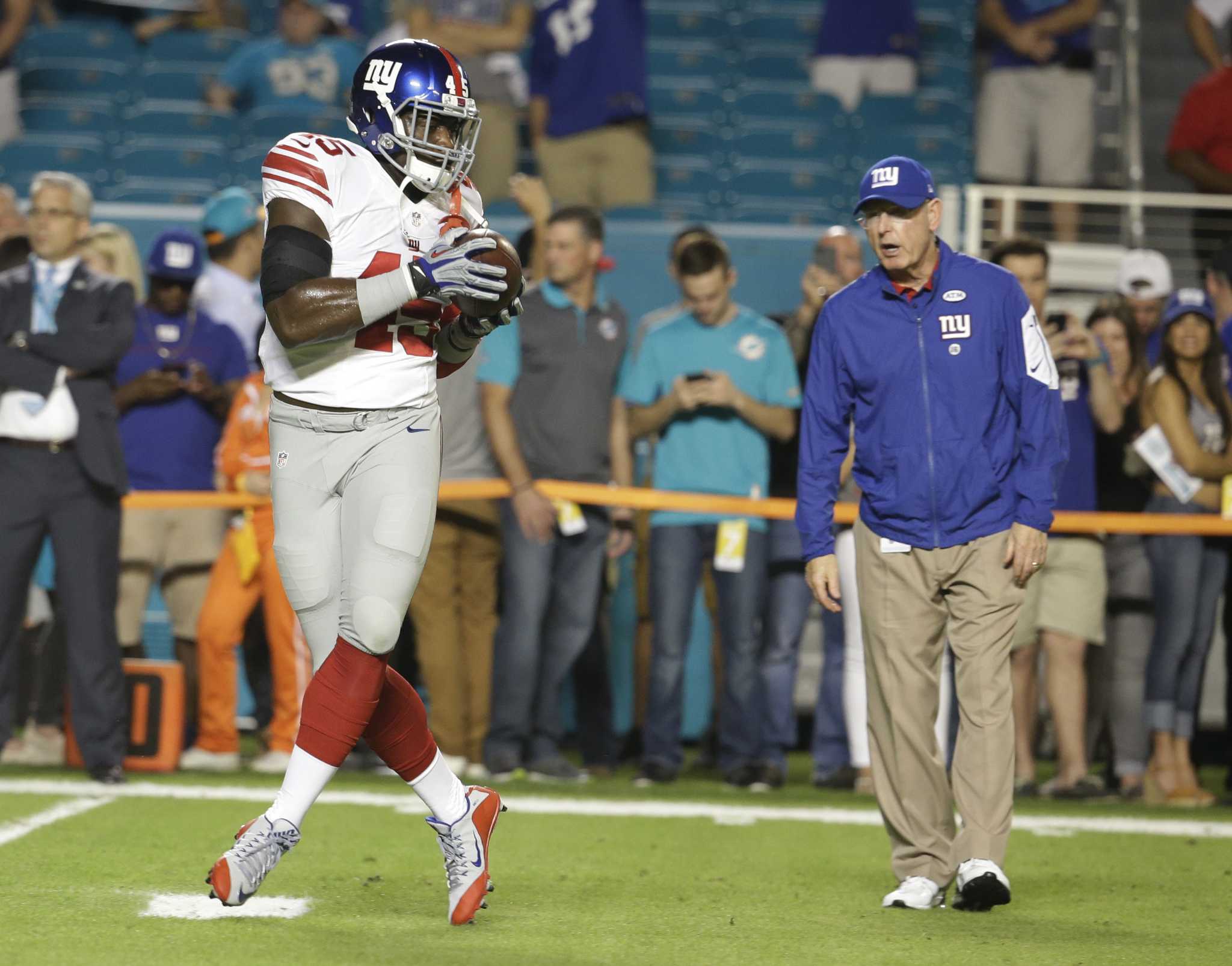 New York Giants defensive tackle Barry Cofield holds up a