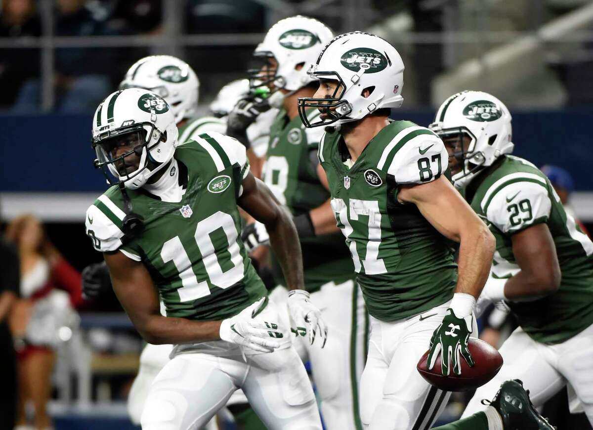 The Jets’ Kenbrell Thompkins (10) celebrates with Eric Decker (87) after Decker’s touchdown reception against the Cowboys in the second half Saturday.