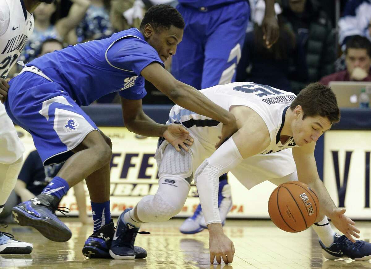 Villanova’s Ryan Arcidiacono, right, dives for a loose ball against Seton Hall’s Sterling Gibbs during the second half of Monday’s game in Villanova, Pa.