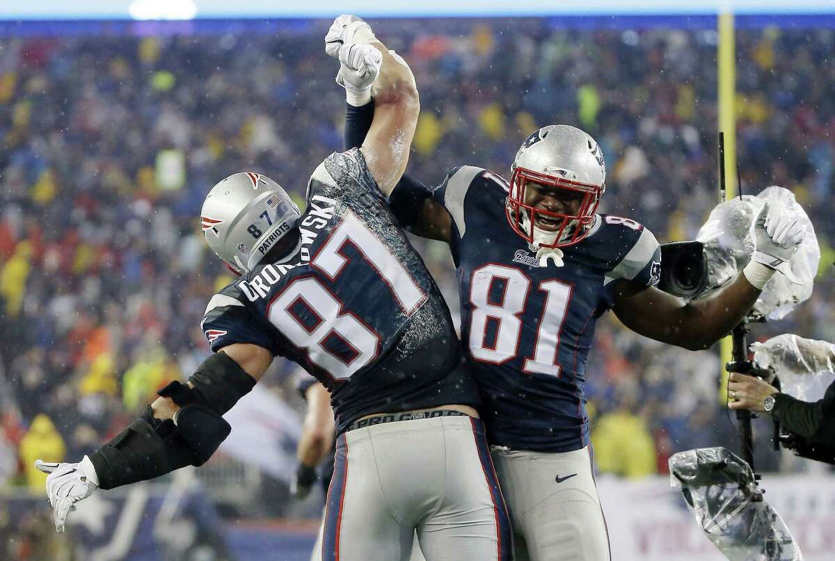 Patriots tight end Rob Gronkowski (87) celebrates with teammate Tim Wright after his five-yard touchdown catch during the second half Sunday.