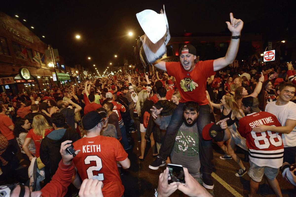 PHOTOS: Blackhawks celebrate Stanley Cup win with parade, Soldier Field  rally