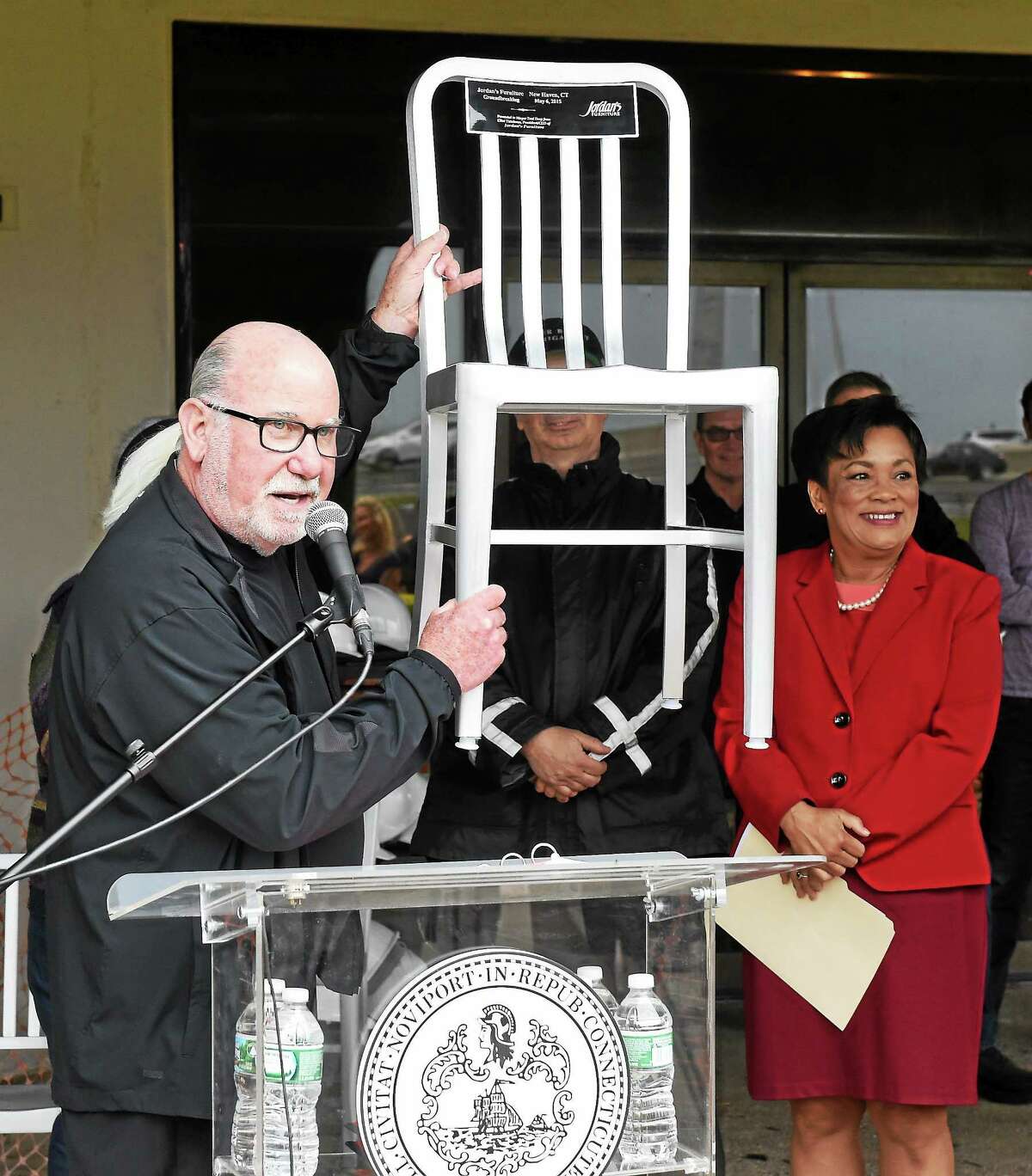 Tatelman presents a chair to New Haven Mayor Toni N. Harp during Wednesday’s ground-breaking.