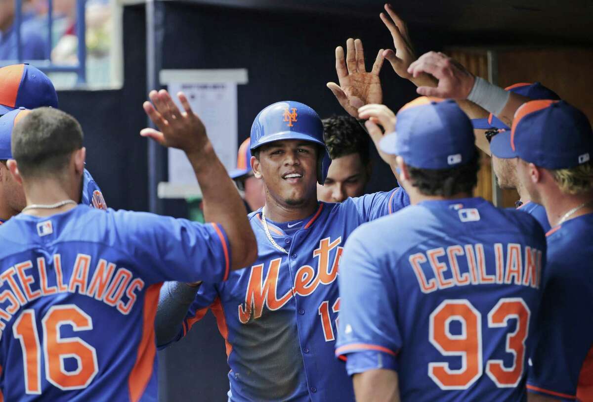 The New York Mets completed a new contract with Juan Lagares that guarantees the center fielder $23 million from 2016-19, including a buyout of a $9.5 million option for 2020.