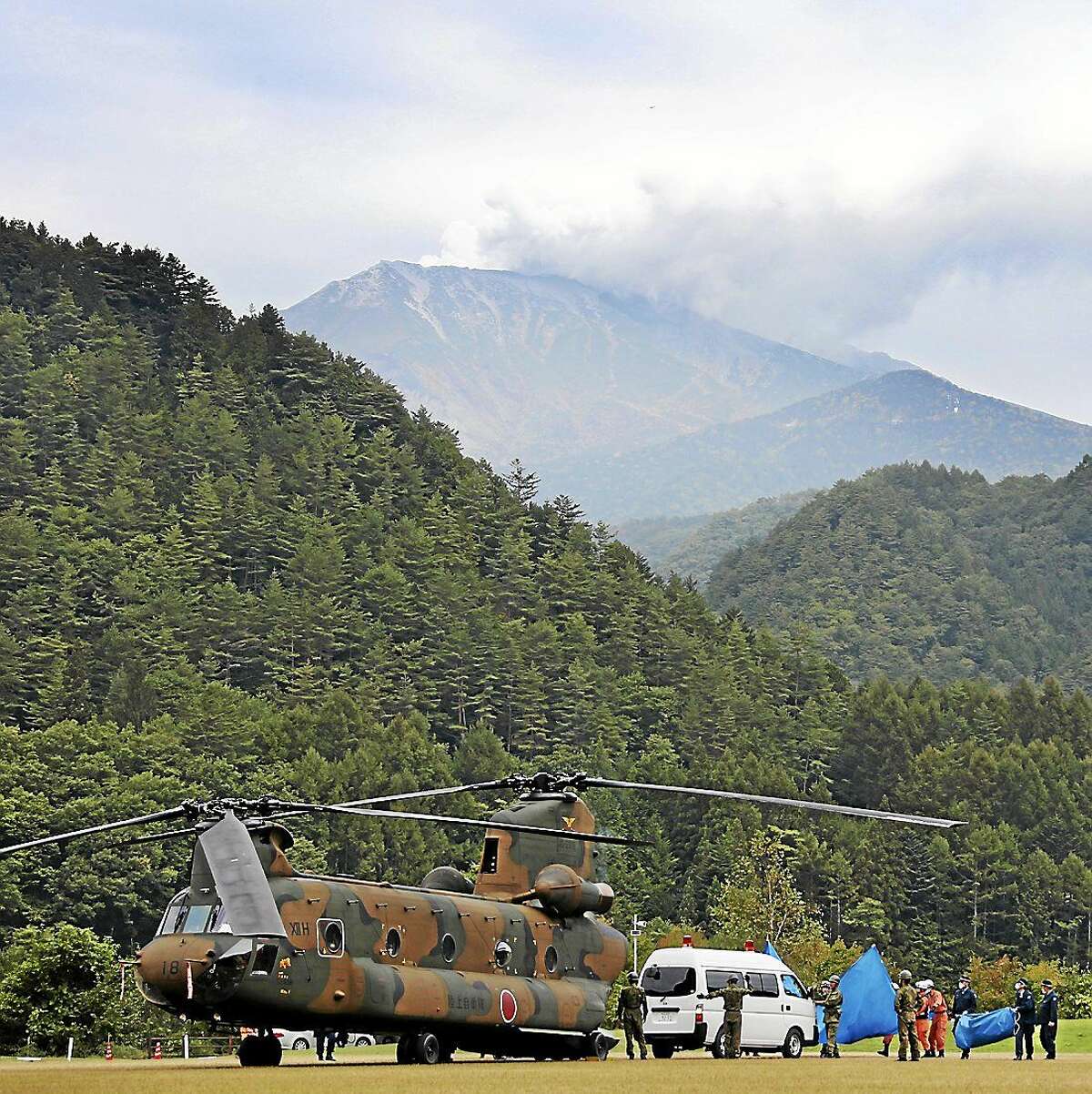 A Ground Self-­Defense Force CH­47 transport helicopter is on standby in Ontake, Nagano Prefecture. Rescue operations at Mount Otake were suspended Tuesday morning because of signs that volcanic activity could resume.
