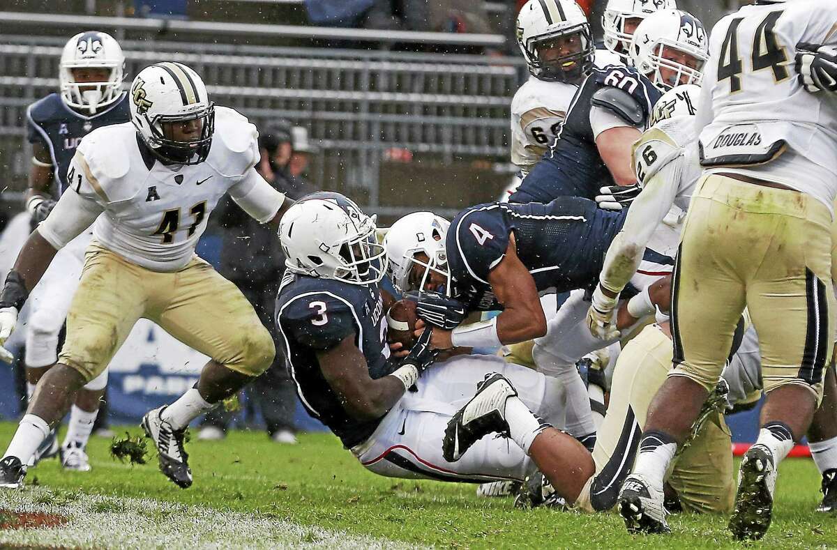 UConn freshman running back Ron Johnson (3) crosses the goal line for a touchdown during the Huskies’ 39-27 win over Central Florida on Nov. 1 at Rentschler Field.