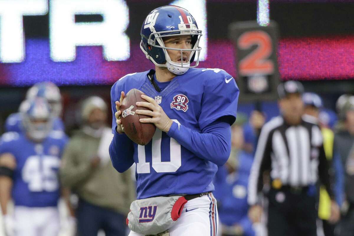 Giants quarterback Eli Manning (10) looks to pass during the first half Sunday against the 49ers.